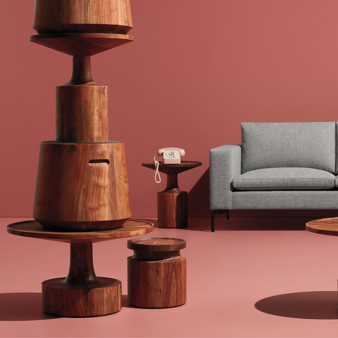 Tavolino da salotto rustico in legno massello di acacia con forma robusta e resistente