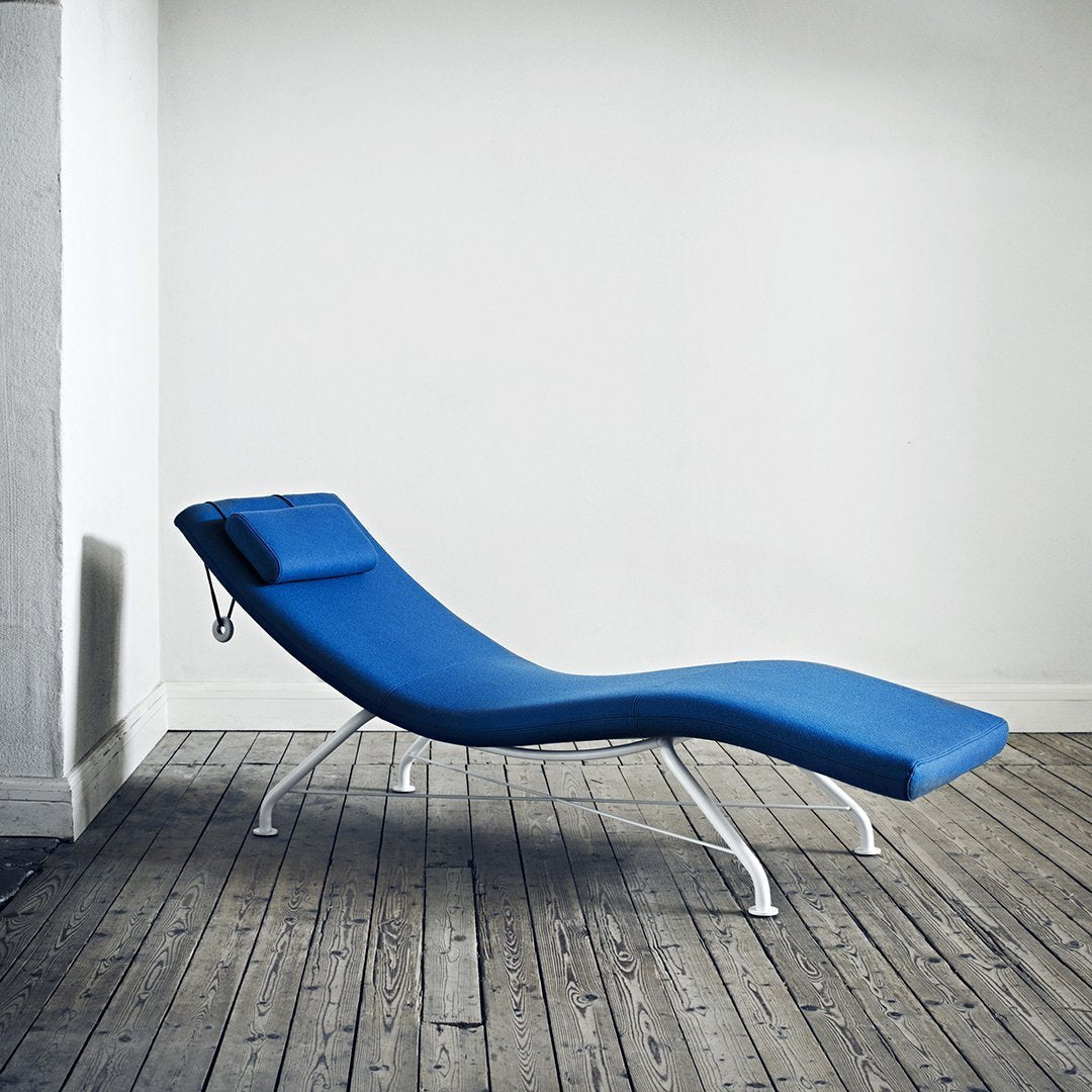 Poltrona moderna minimalista in acciaio e imbottita con linee scultoree per il soggiorno
