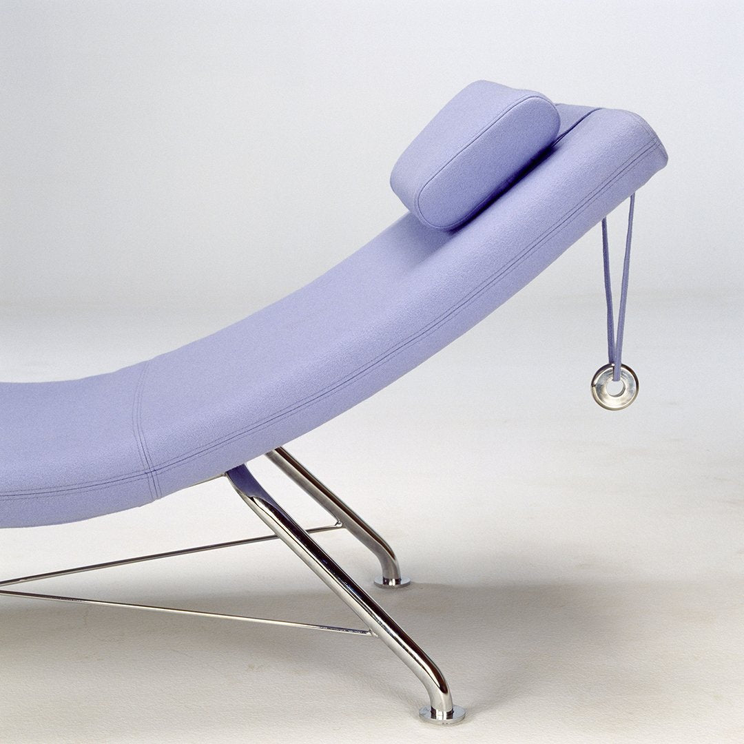 Poltrona moderna minimalista in acciaio e imbottita con linee scultoree per il soggiorno
