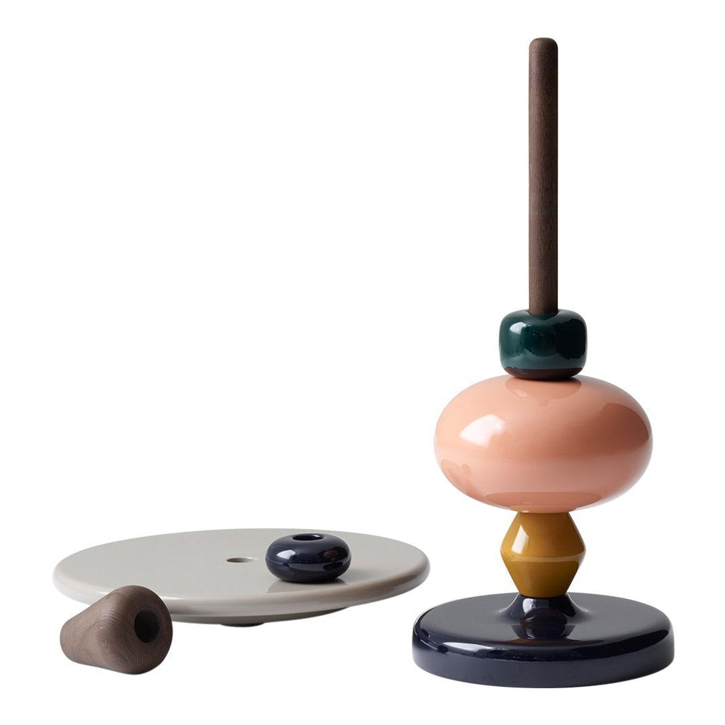 Tavolino scandinavo giocoso in marmo e faggio laccato con forma in legno tornito colorato per soggiorno