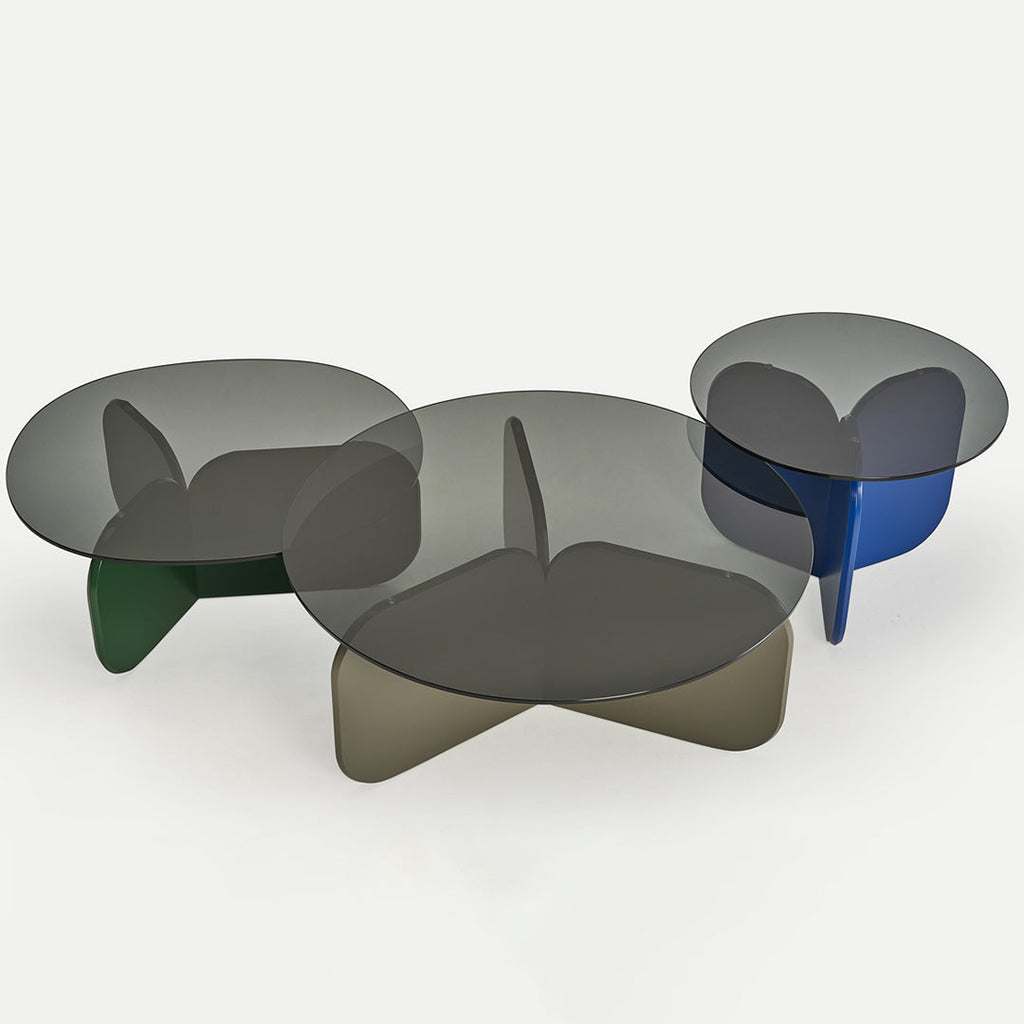 Tavolino ovale contemporaneo scultoreo in vetro fumé e base laccata per soggiorno