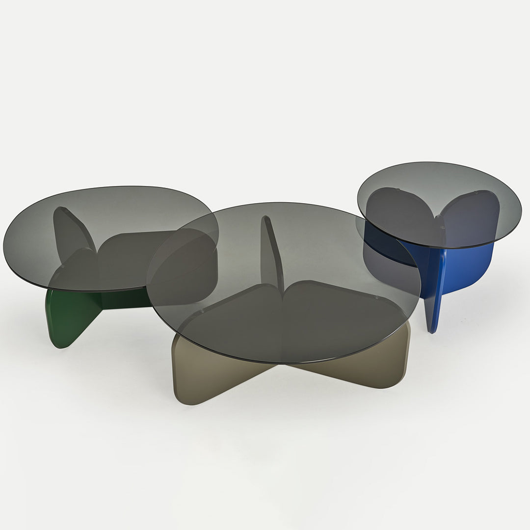 Tavolino ovale contemporaneo scultoreo in vetro fumé e base laccata per soggiorno
