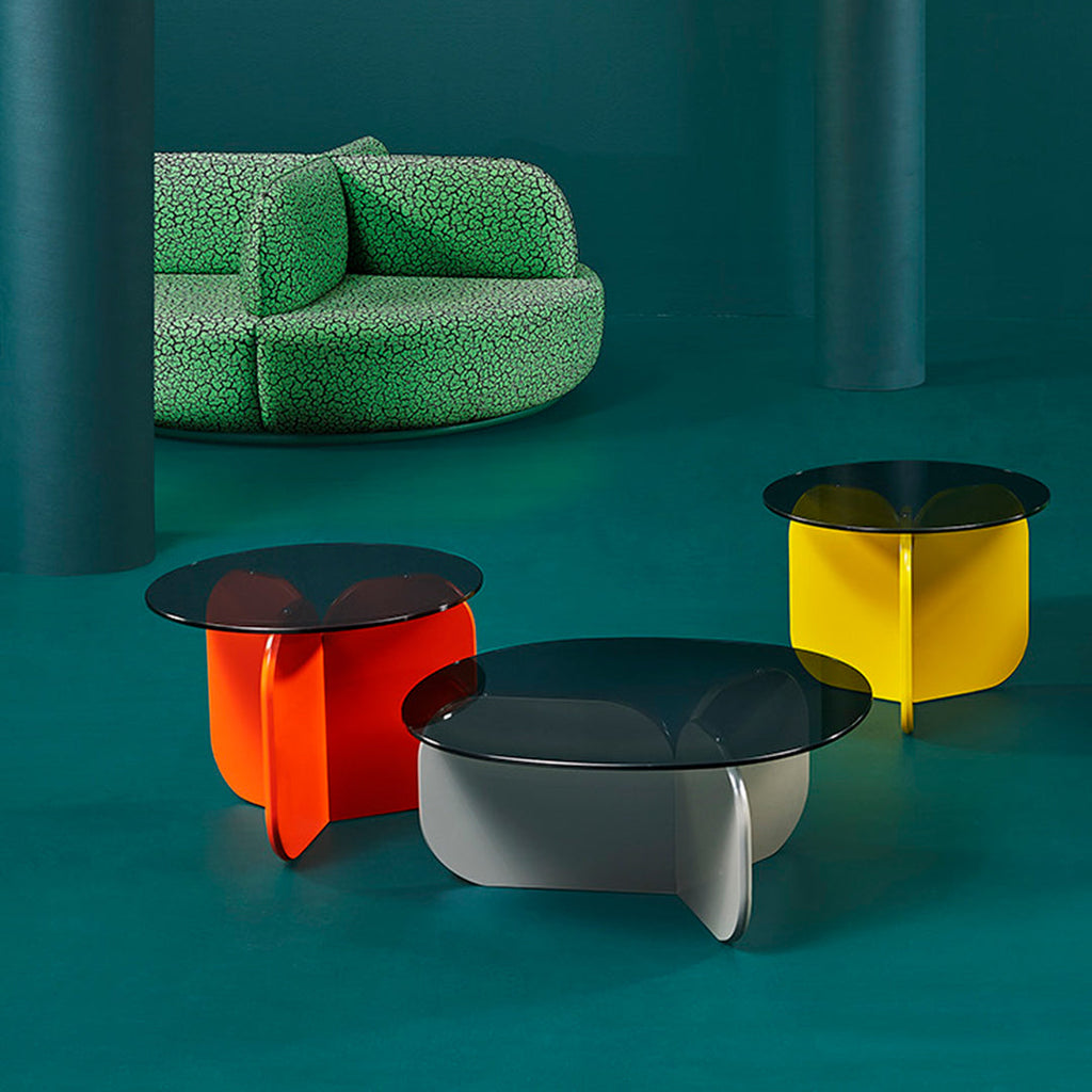 Tavolino rotondo contemporaneo da salotto in vetro fumé scultoreo e base laccata