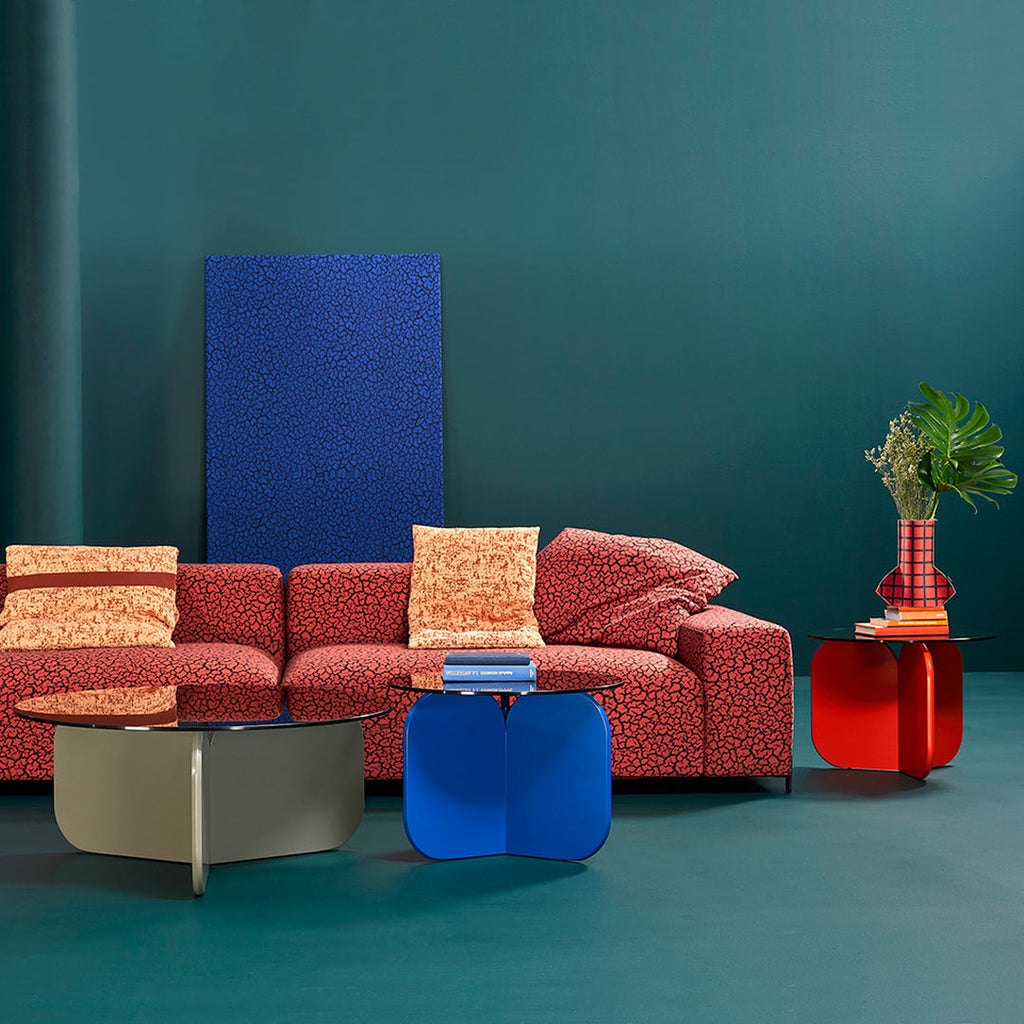 Tavolino rotondo contemporaneo da salotto in vetro fumé scultoreo e base laccata