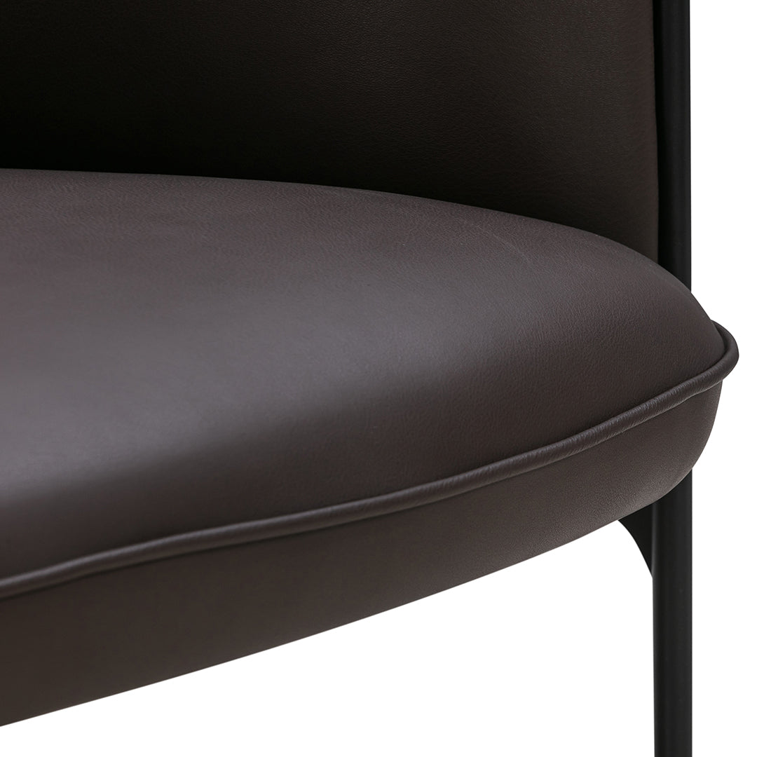 Poltrona lounge di design organico in materiali misti con estetica ispirata ai petali per il soggiorno