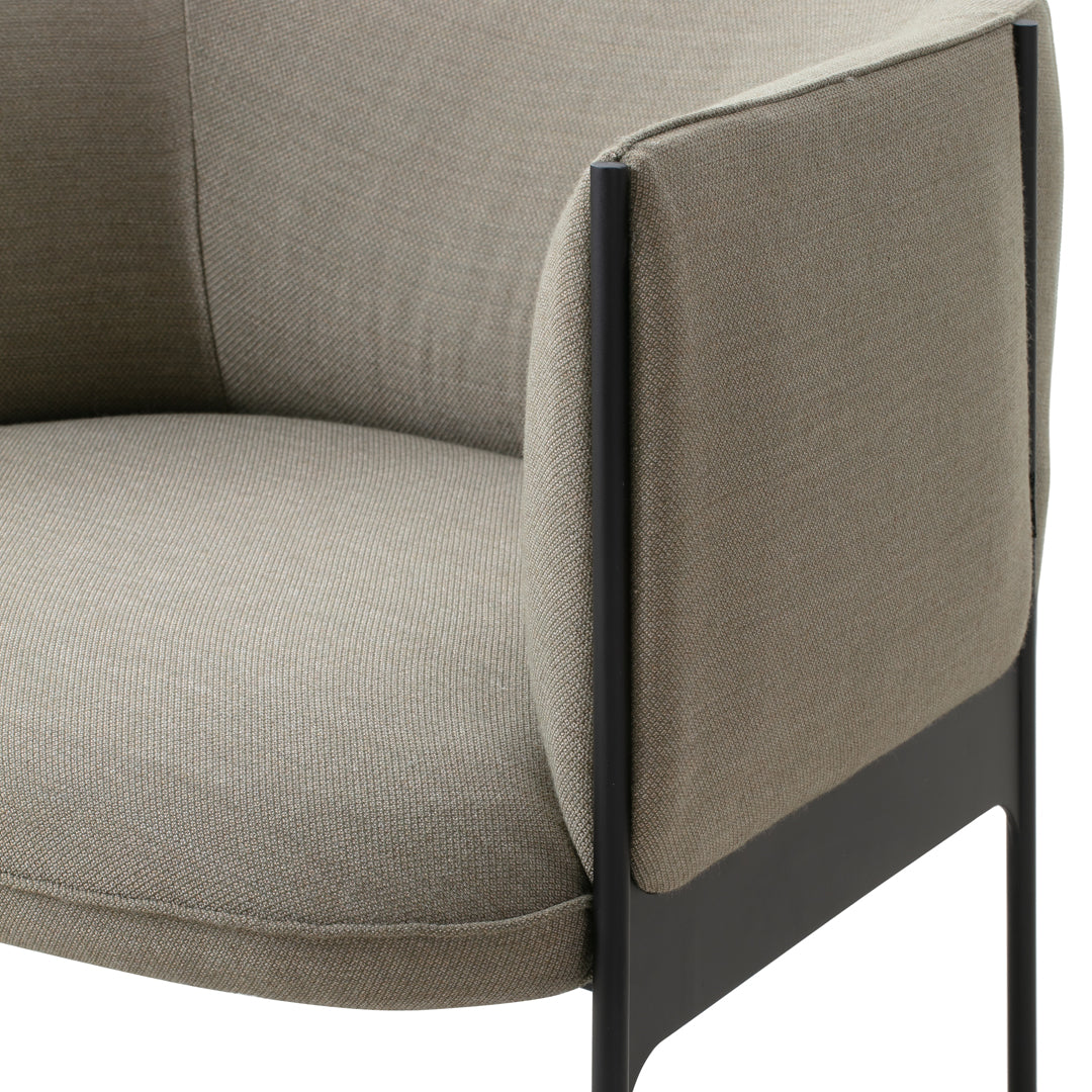 Poltrona lounge di design organico in materiali misti con estetica ispirata ai petali per il soggiorno