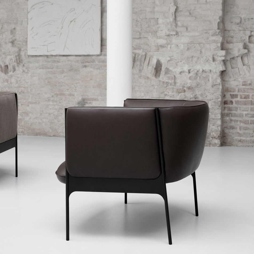 Poltrona lounge di design organico in materiali misti con estetica ispirata ai petali per il soggiorno