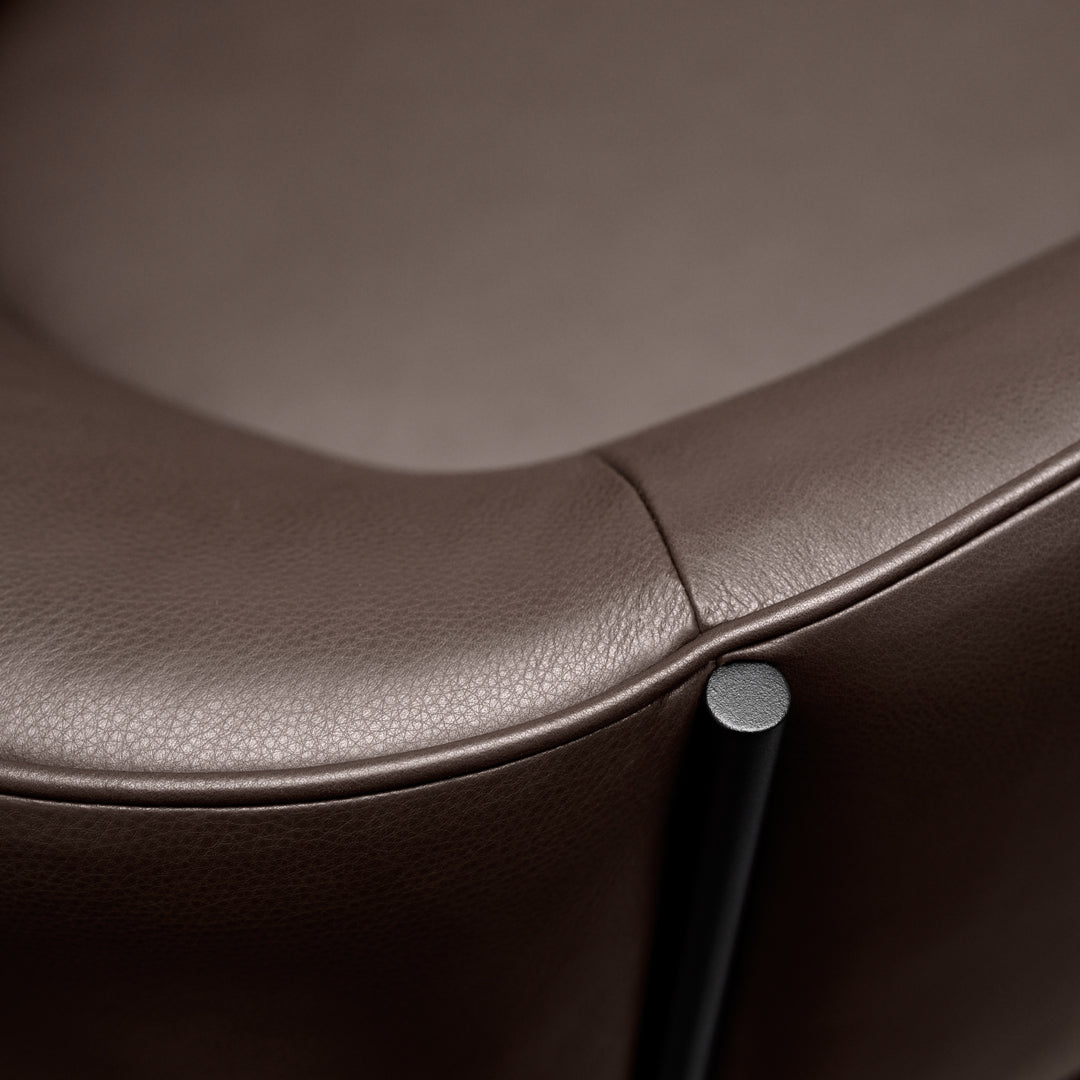 Poltrona lounge di design organico in materiali misti con estetica ispirata ai petali per il soggiorno