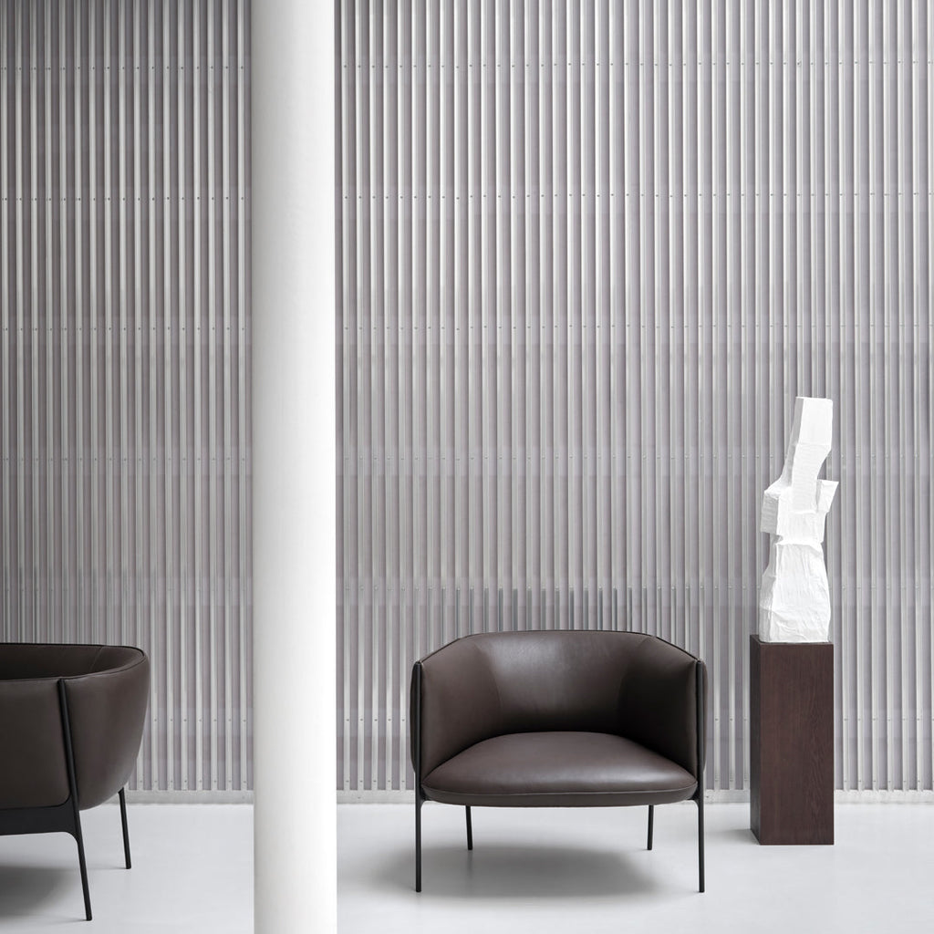 Poltrona lounge di design organico in materiali misti con estetica ispirata ai petali per il soggiorno
