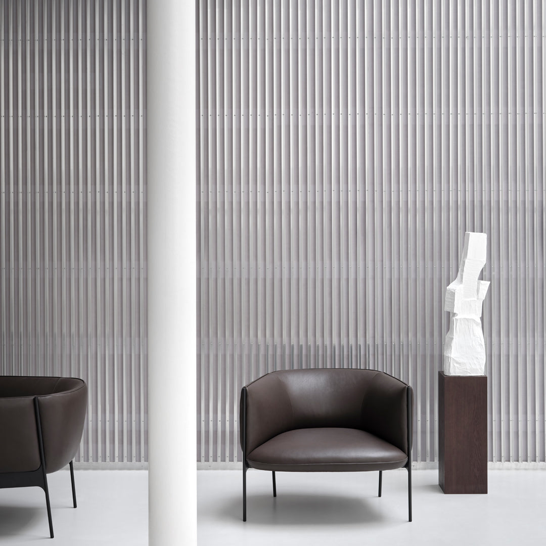 Poltrona lounge di design organico in materiali misti con estetica ispirata ai petali per il soggiorno