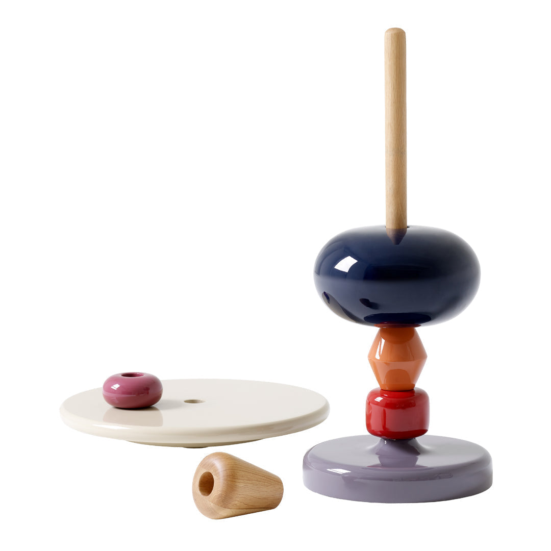 Tavolino scandinavo giocoso in marmo e faggio laccato con forma in legno tornito colorato per soggiorno