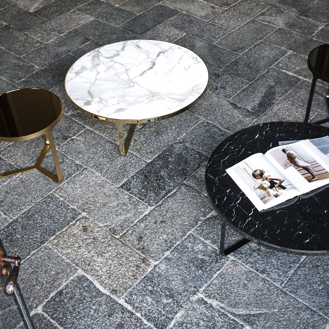 Tavolino rotondo minimalista italiano con struttura in marmo e metallo e base a gabbia per soggiorno
