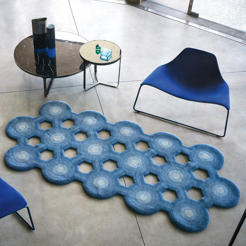 Tavolino rotondo minimalista italiano con struttura in marmo e metallo e base a gabbia per soggiorno