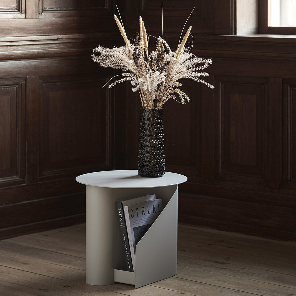 Tavolino d'appoggio Funzionale in Metallo dal Design Architettonico con Struttura a S a Doppia Memoria per Soggiorno