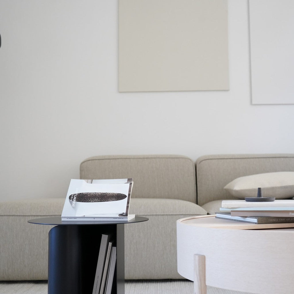Tavolino d'appoggio Funzionale in Metallo dal Design Architettonico con Struttura a S a Doppia Memoria per Soggiorno