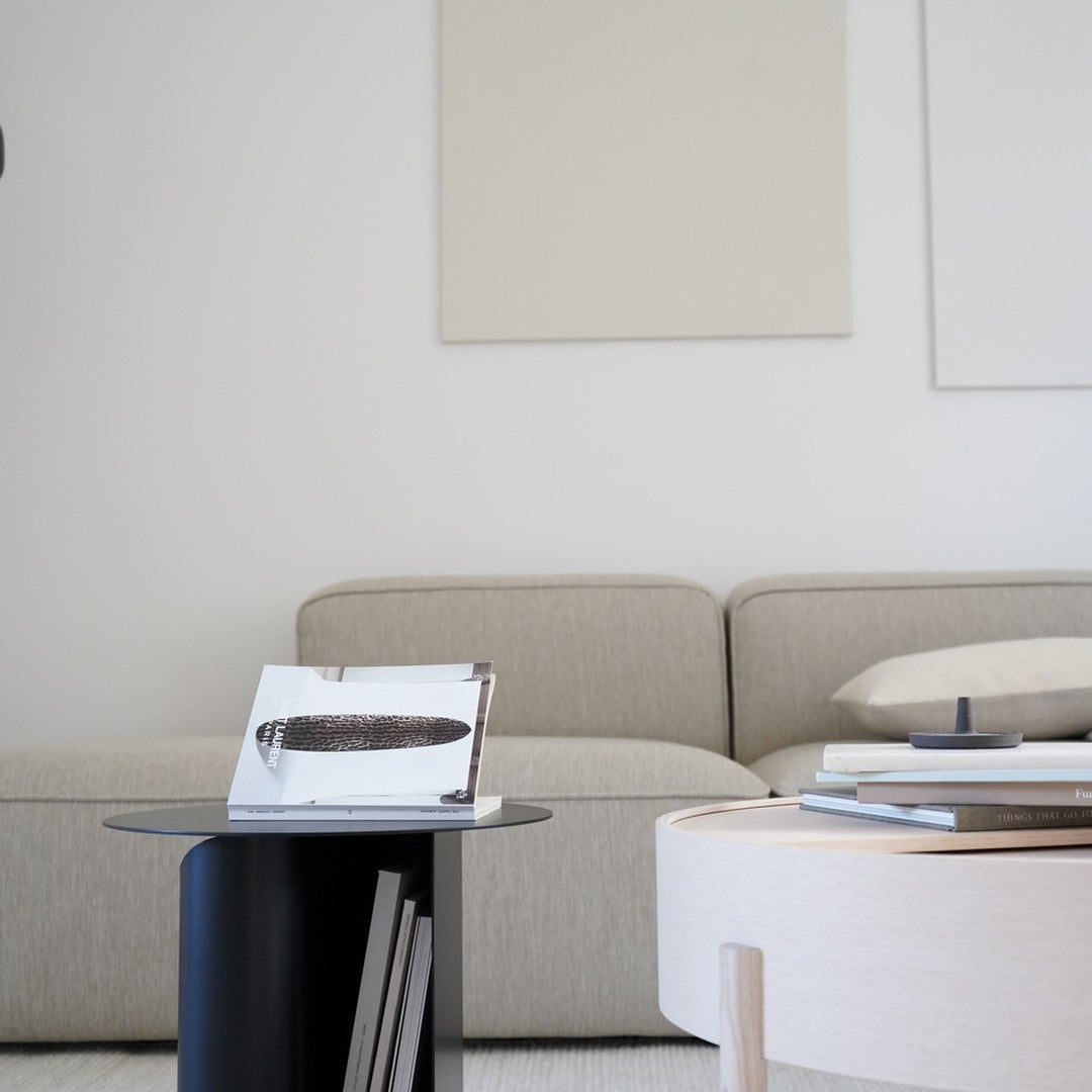 Tavolino d'appoggio Funzionale in Metallo dal Design Architettonico con Struttura a S a Doppia Memoria per Soggiorno