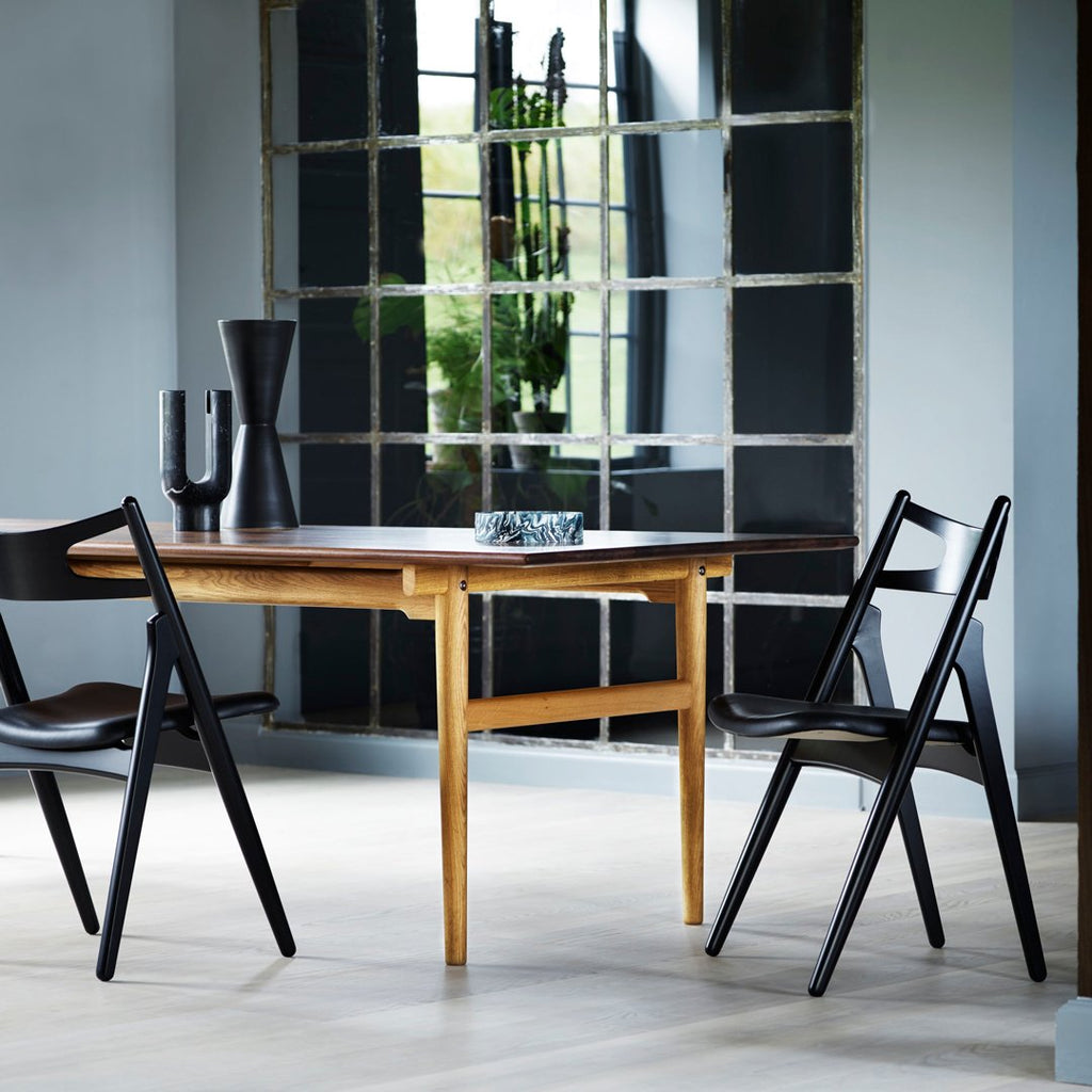 Sedia Sawbuck danese in legno massello artigianale con struttura scultorea a schienale curvo per sala da pranzo