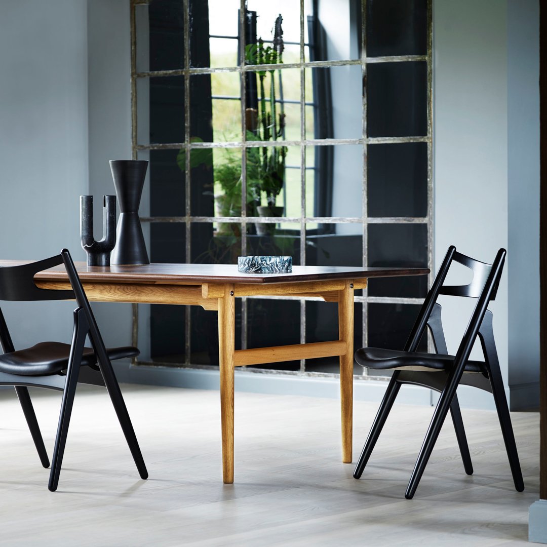 Sedia Sawbuck danese in legno massello artigianale con struttura scultorea a schienale curvo per sala da pranzo