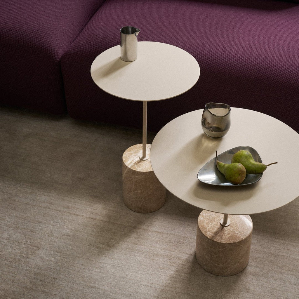 Tavolino Minimalista in Marmo Nero Marquina e Acciaio con Base Cilindrica Tensione Geometrica per Salotto