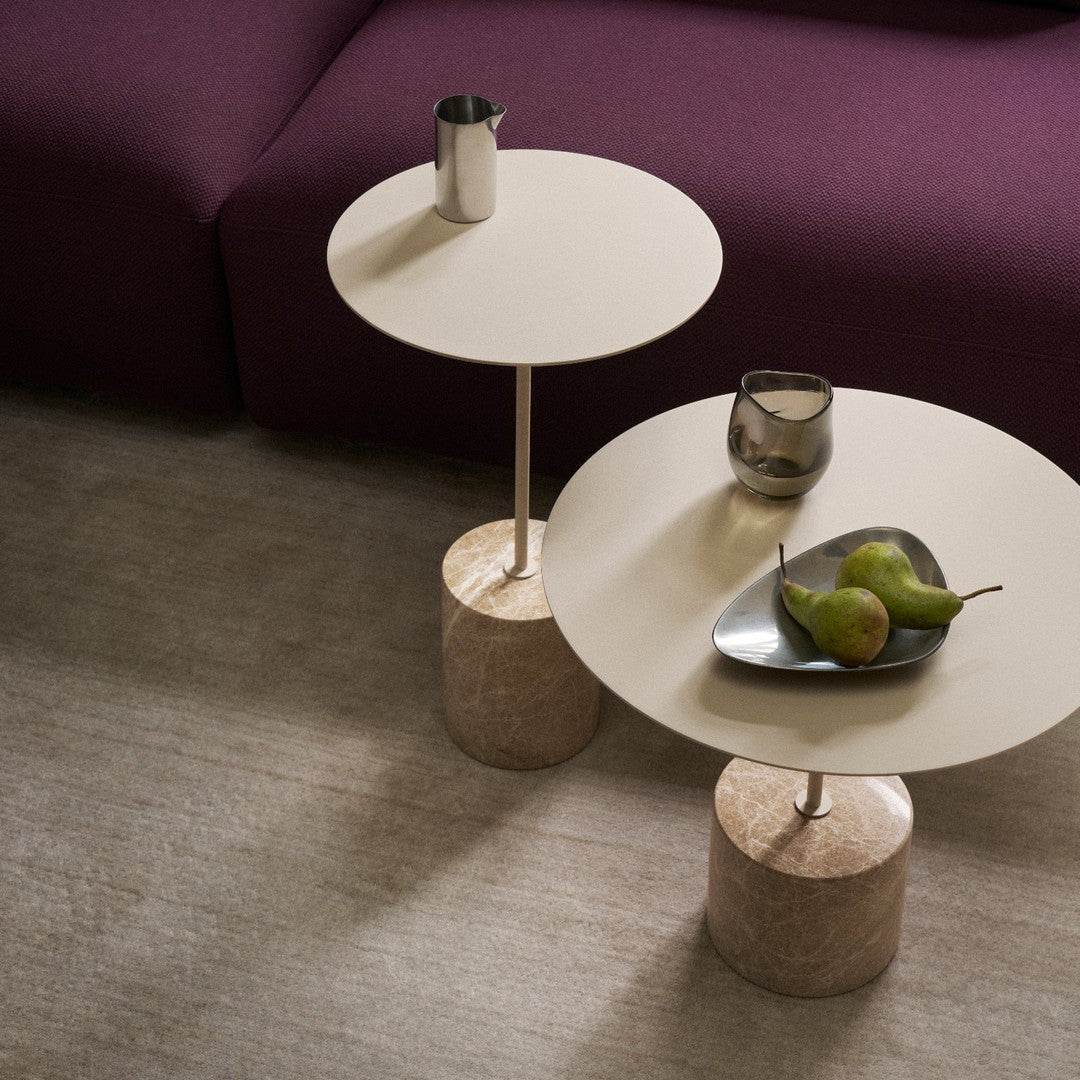 Tavolino Minimalista in Marmo Nero Marquina e Acciaio con Base Cilindrica Tensione Geometrica per Salotto