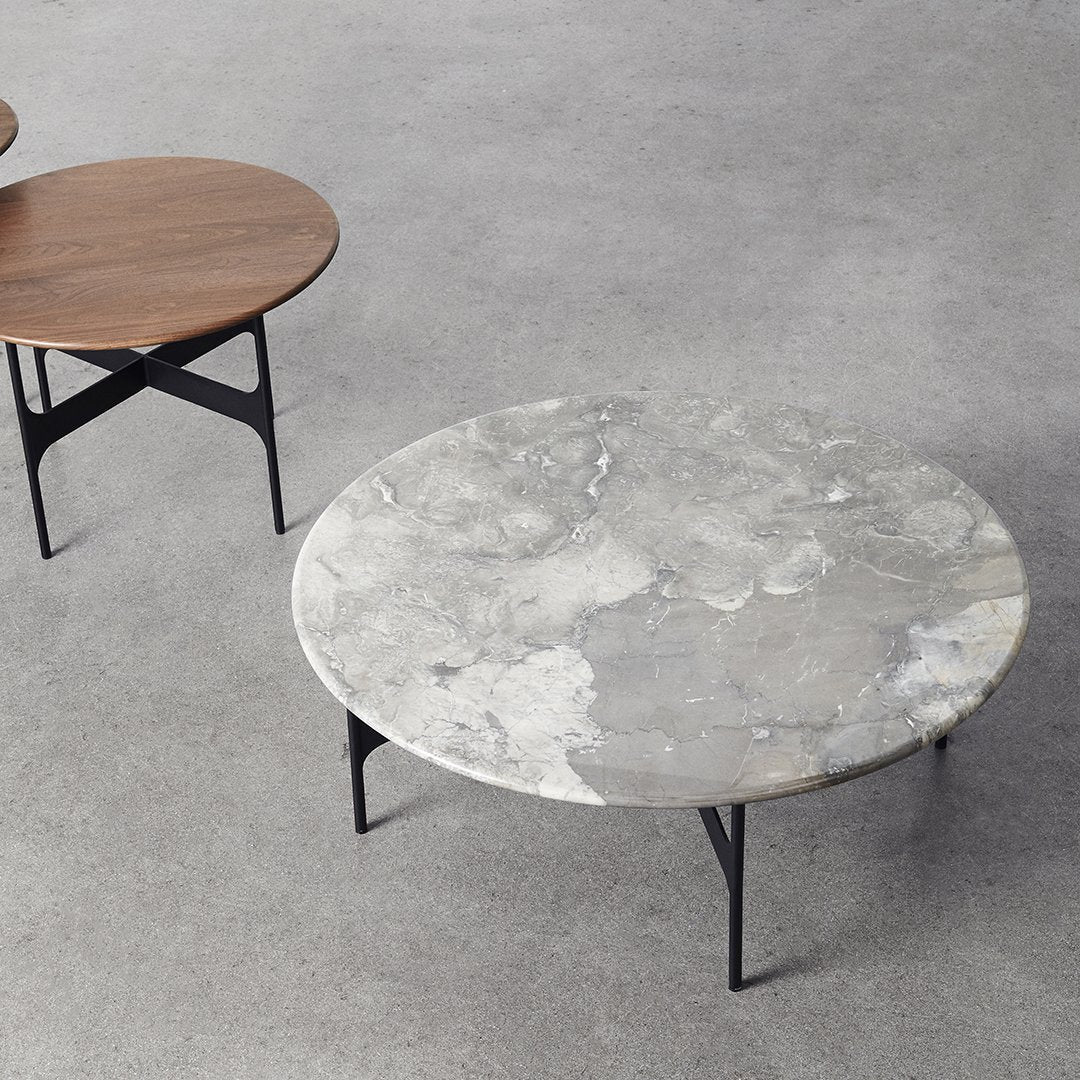 Tavolino rotondo da salotto italiano minimalista in noce e marmo con forma fluida e senza bordi