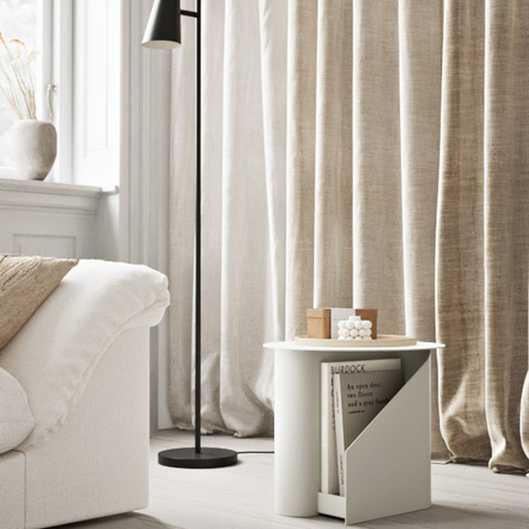 Tavolino d'appoggio Funzionale in Metallo dal Design Architettonico con Struttura a S a Doppia Memoria per Soggiorno