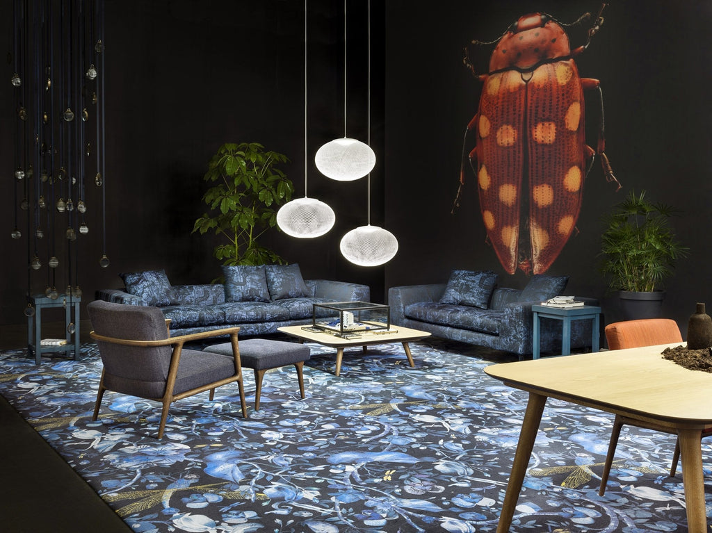 Poltrona Moderna di Lusso Imbottita con Ampio Bracciolo e Design Avvolgente per Soggiorno