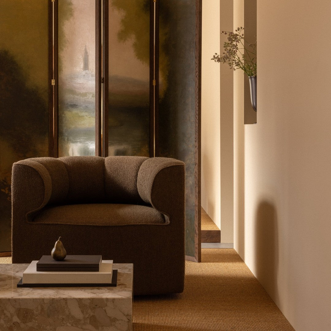 Poltrona lounge contemporanea di precisione con rivestimento e dettagli di contorno delle cuciture per il soggiorno