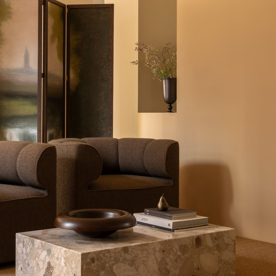 Poltrona lounge contemporanea di precisione con rivestimento e dettagli di contorno delle cuciture per il soggiorno