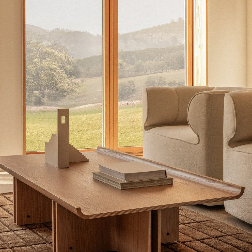 Poltrona lounge contemporanea di precisione con rivestimento e dettagli di contorno delle cuciture per il soggiorno