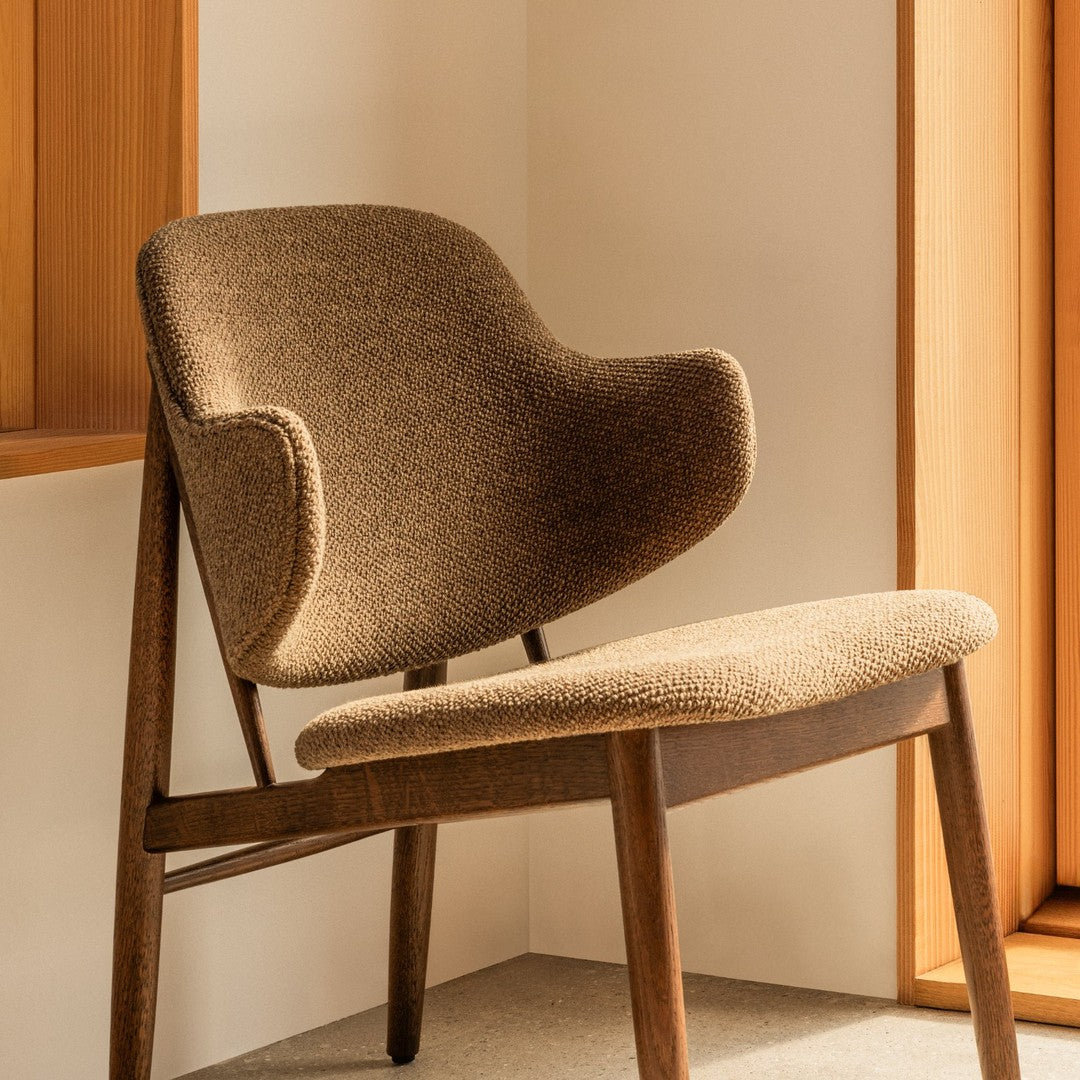 Poltrona danese Mid-Century in rovere massello e rivestita, con schienale curvo in impiallacciato, per soggiorno
