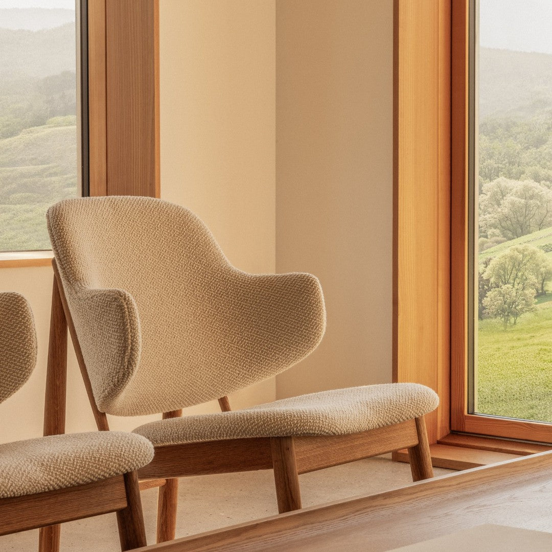 Poltrona danese Mid-Century in rovere massello e rivestita, con schienale curvo in impiallacciato, per soggiorno