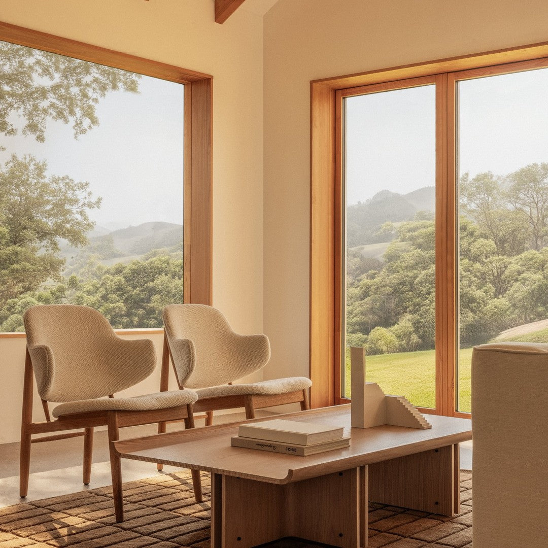 Poltrona danese Mid-Century in rovere massello e rivestita, con schienale curvo in impiallacciato, per soggiorno