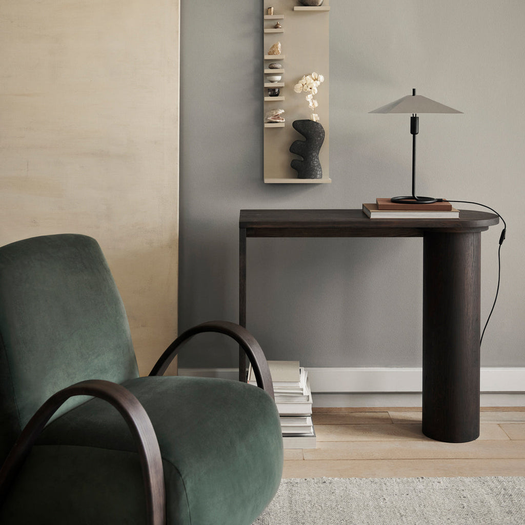 Consolle scultorea nordica in rovere massello certificato FSC con silhouette distintiva per ingresso