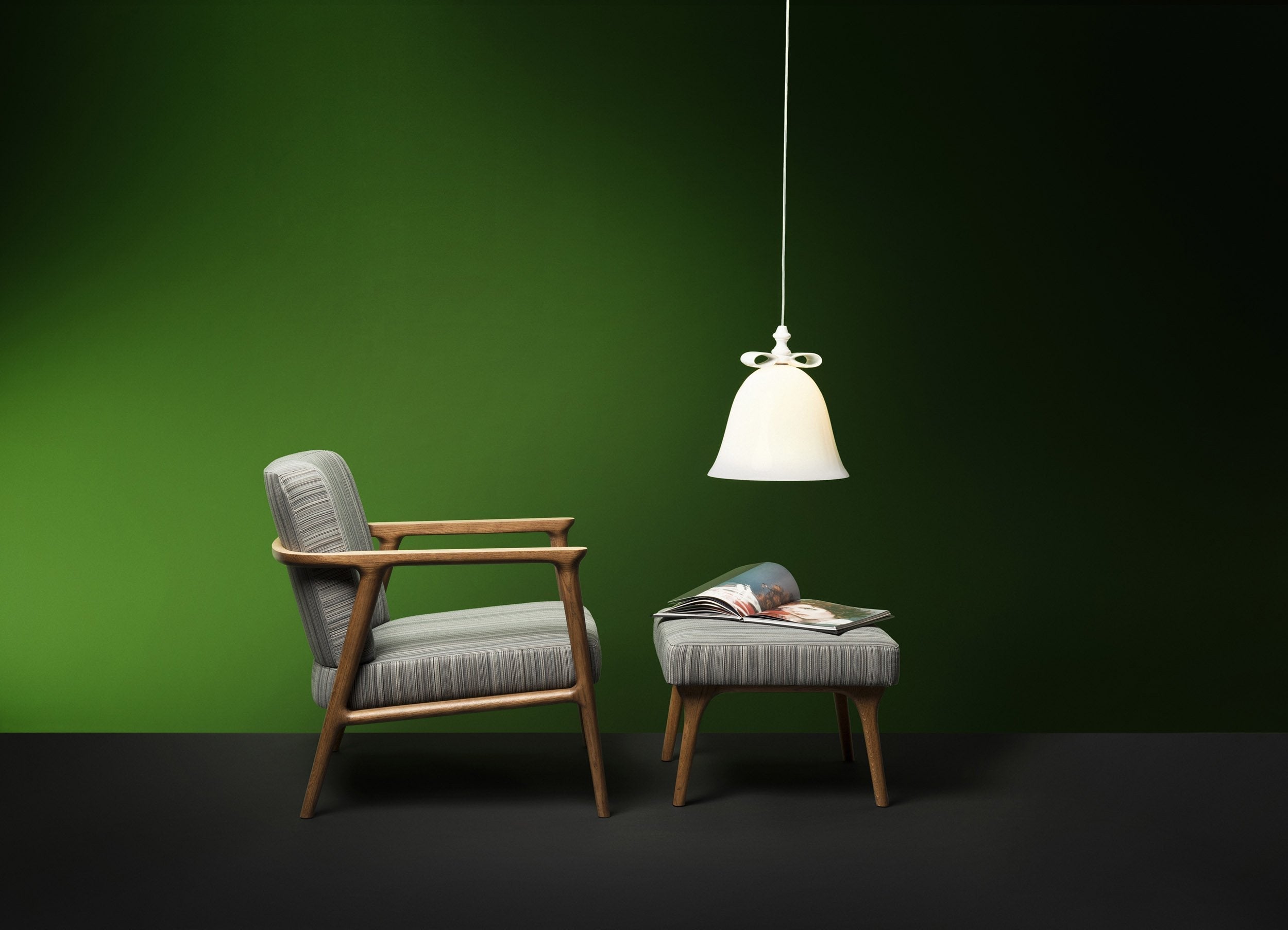 Poltrona Moderna di Lusso Imbottita con Ampio Bracciolo e Design Avvolgente per Soggiorno