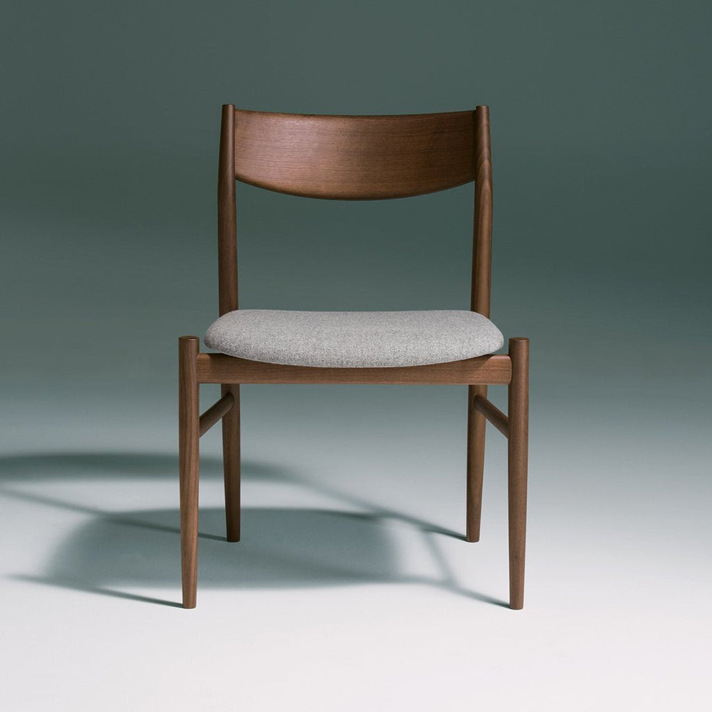 Sedia laterale minimalista giapponese in legno massello e imbottita con design dalle proporzioni perfette di Naoto Fukasawa per la sala da pranzo
