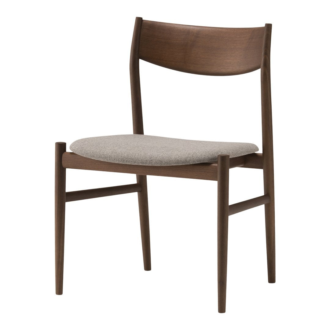 Sedia laterale minimalista giapponese in legno massello e imbottita con design dalle proporzioni perfette di Naoto Fukasawa per la sala da pranzo