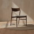 Sedia laterale minimalista giapponese in legno massello e imbottita con design dalle proporzioni perfette di Naoto Fukasawa per la sala da pranzo