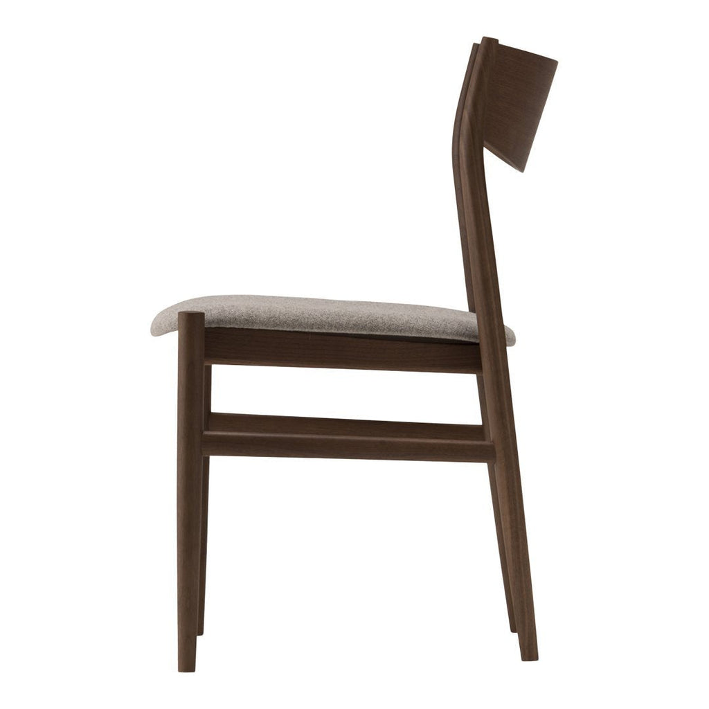 Sedia laterale minimalista giapponese in legno massello e imbottita con design dalle proporzioni perfette di Naoto Fukasawa per la sala da pranzo
