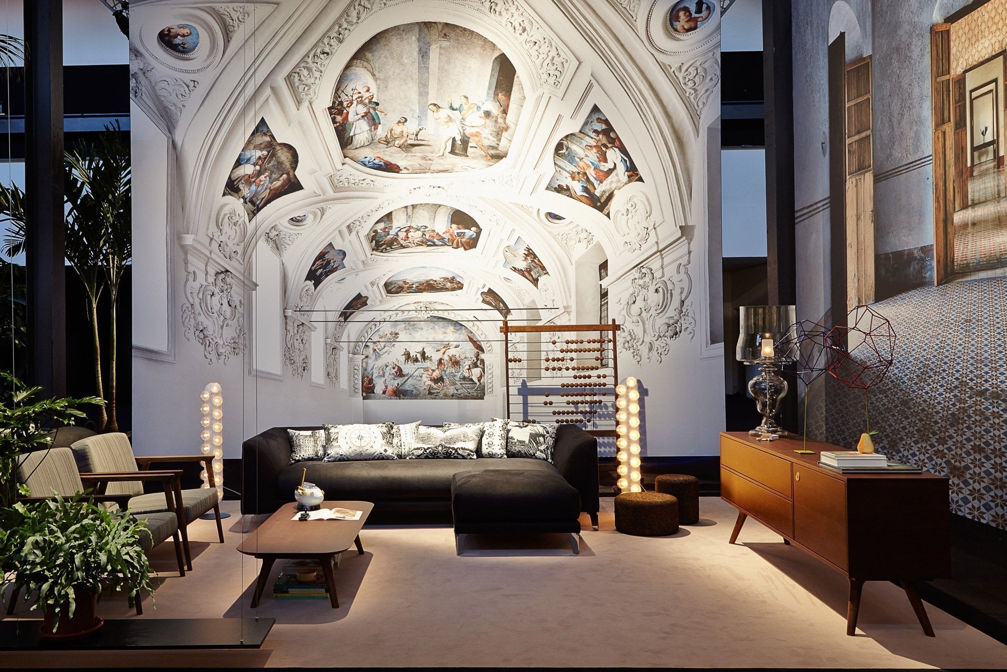 Poltrona Moderna di Lusso Imbottita con Ampio Bracciolo e Design Avvolgente per Soggiorno