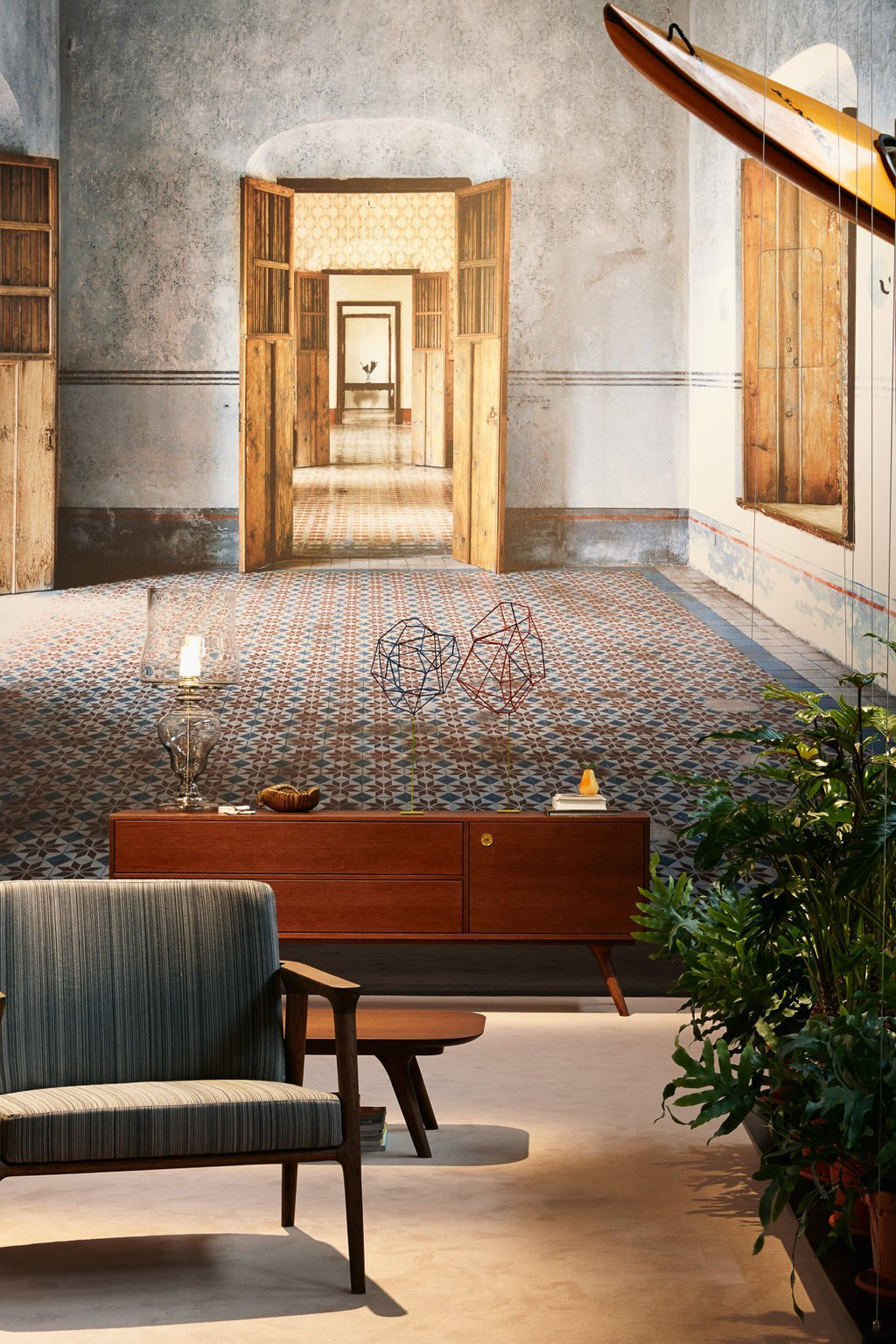 Poltrona Moderna di Lusso Imbottita con Ampio Bracciolo e Design Avvolgente per Soggiorno