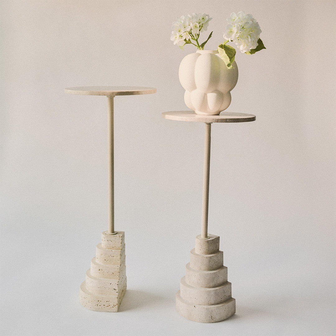 Tavolino Scultoreo Artistico in Marmo e Granito con Base Grafica e Piano Elegante per Ingresso e Soggiorno