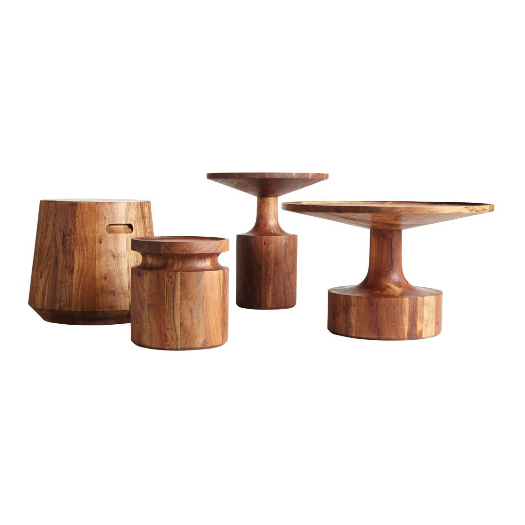 Tavolino da salotto rustico in legno massello di acacia con forma robusta e resistente